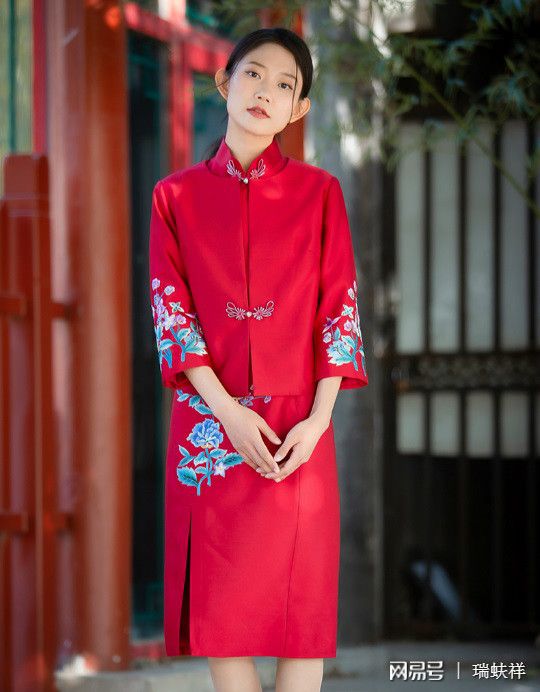 穿中式服装过中国年 秀出惊艳中国风金太阳官网